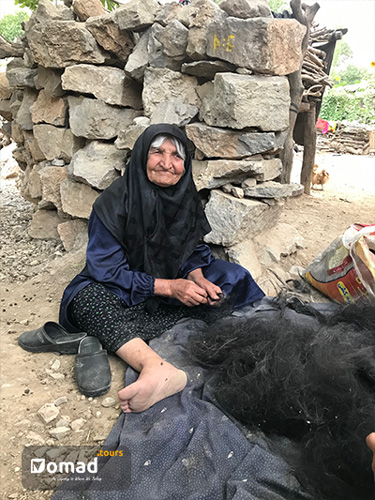 bakhtiari woman weaving the tent